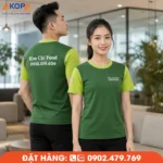 Áo thun cổ tròn phối tay màu xanh lá, in logo theo yêu cầu trước ngực và sau lưng, phù hợp làm đồng phục quán ăn, nhà hàng, cửa hàng thực phẩm, quán cà phê và doanh nghiệp F&B.