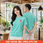 Áo thun cổ tròn màu xanh ngọc in logo theo yêu cầu, thiết kế tối giản và hiện đại, phù hợp làm đồng phục công ty, trung tâm giáo dục, văn phòng, doanh nghiệp và tổ chức chuyên nghiệp.