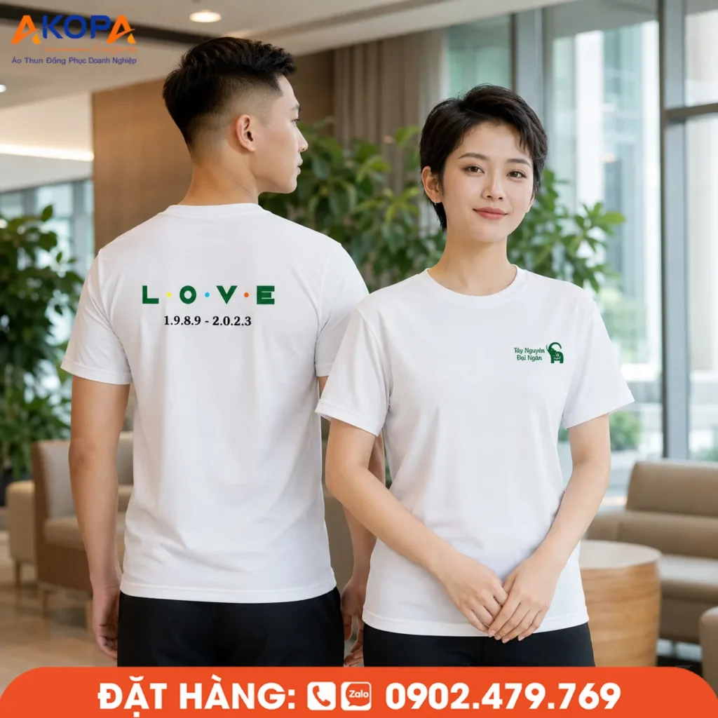 Áo thun cổ tròn màu trắng in logo theo yêu cầu, thiết kế thanh lịch với điểm nhấn trước ngực và sau lưng, phù hợp làm đồng phục công ty, doanh nghiệp, tổ chức, sự kiện và quà tặng thương hiệu.