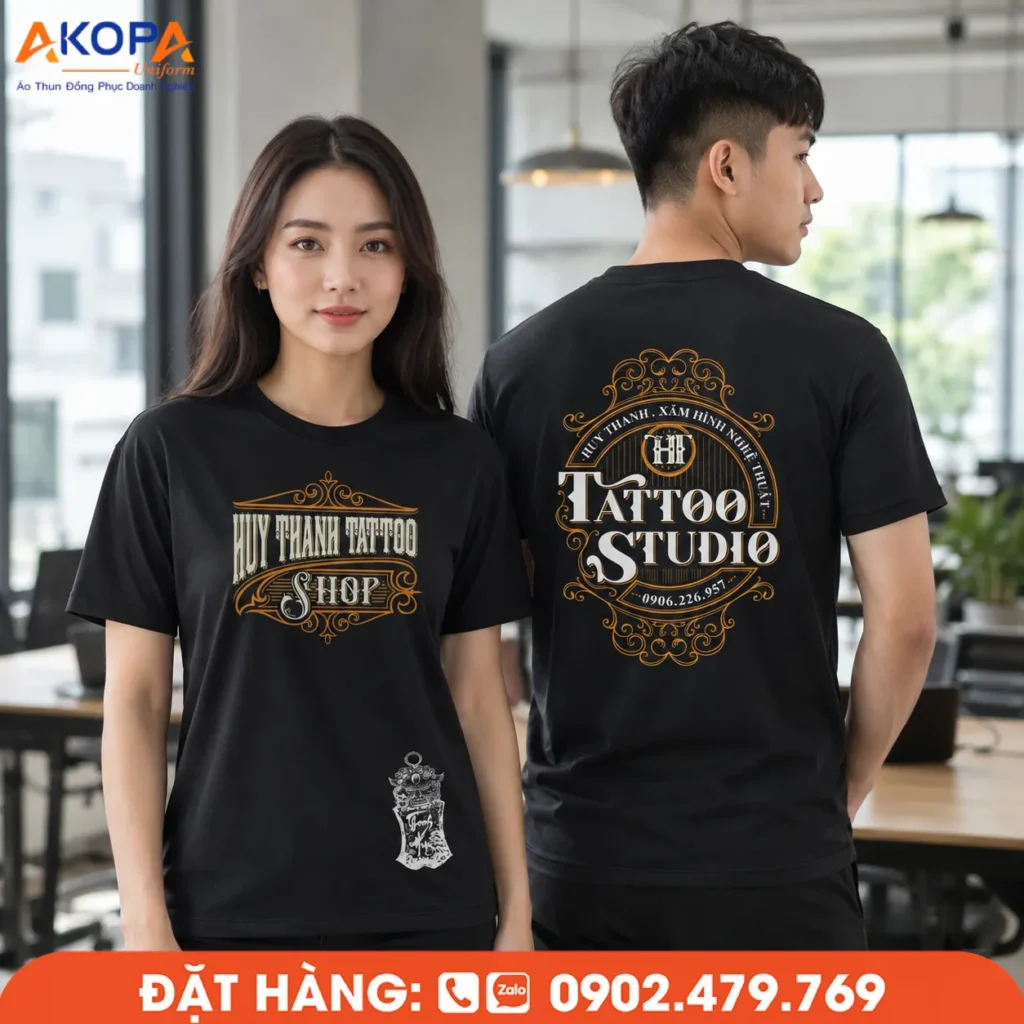 Áo thun cổ tròn màu đen in họa tiết nghệ thuật trước ngực và sau lưng theo yêu cầu, phù hợp làm đồng phục tattoo studio, barber shop, salon, cửa hàng sáng tạo và thương hiệu cá nhân.