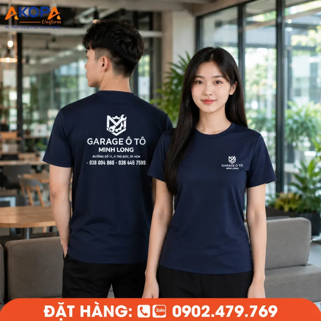 Áo thun cổ tròn màu xanh navy in logo theo yêu cầu, thiết kế chuyên nghiệp với logo trước ngực và sau lưng, phù hợp làm đồng phục garage ô tô, xưởng sửa chữa, trung tâm chăm sóc xe, kỹ thuật viên và doanh nghiệp dịch vụ.