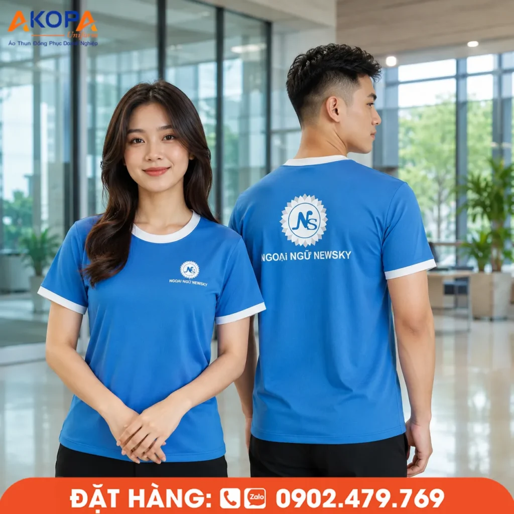 Áo thun đồng phục cổ tròn phối bo trắng màu xanh dương, in logo theo yêu cầu trước ngực và sau lưng, thiết kế trẻ trung, năng động, phù hợp cho trung tâm ngoại ngữ, trường học, lớp học, câu lạc bộ và doanh nghiệp cần xây dựng hình ảnh chuyên nghiệp, đồng bộ.