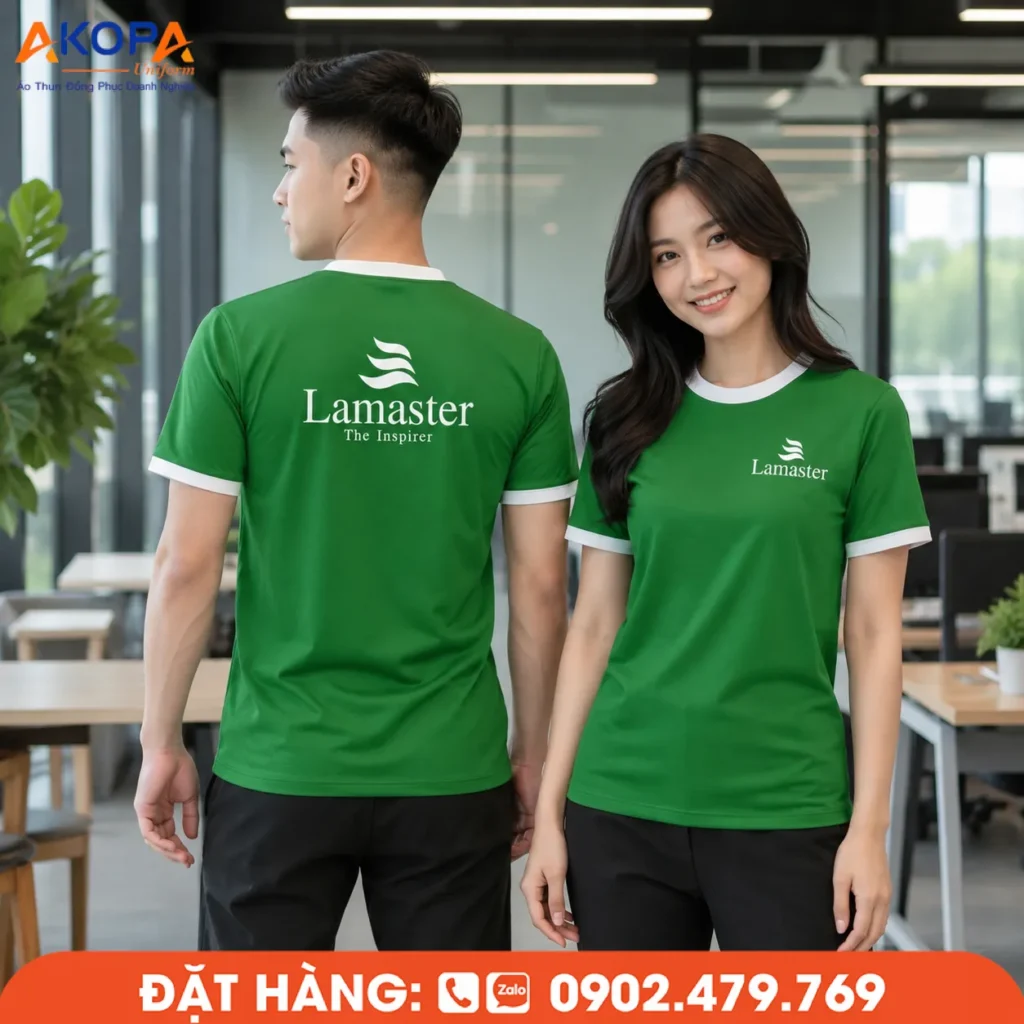 Áo thun đồng phục cổ tròn màu xanh lá phối bo trắng, thiết kế trẻ trung, in logo trước ngực và sau lưng, phù hợp cho doanh nghiệp, văn phòng và trung tâm đào tạo.
