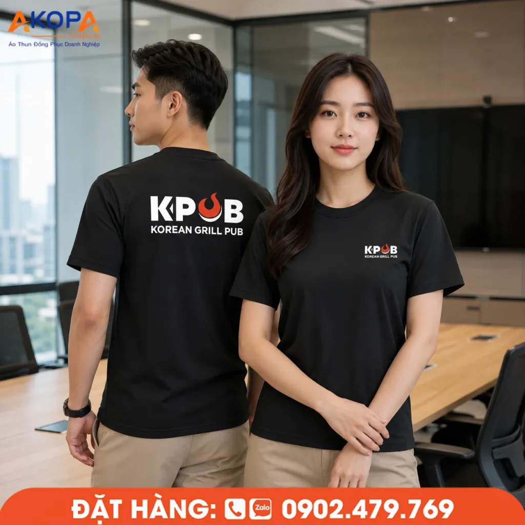 Áo thun đồng phục màu đen cổ tròn, in logo trước ngực và sau lưng, thiết kế hiện đại, phù hợp cho nhà hàng, quán nướng, quán ăn và doanh nghiệp.
