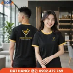 Áo thun đồng phục màu đen phối bo vàng, in logo trước ngực và sau lưng, phù hợp cho quán bar, cocktail, nhà hàng, quán cà phê và doanh nghiệp.