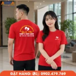 Áo thun đồng phục màu đỏ cổ tròn in logo trước ngực và sau lưng, phù hợp cho trung tâm chăm sóc mẹ và bé, spa, phòng khám, y tế và dịch vụ chăm sóc sức khỏe.