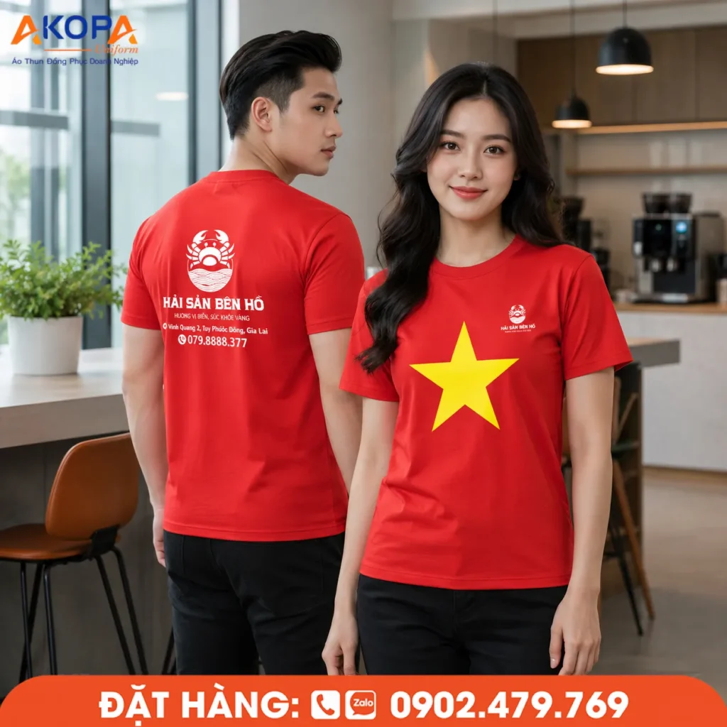 Áo thun đồng phục màu đỏ in logo trước ngực và sau lưng, thiết kế nổi bật, phù hợp cho nhà hàng hải sản, quán ăn, quán nhậu, F&B và dịch vụ ẩm thực.
