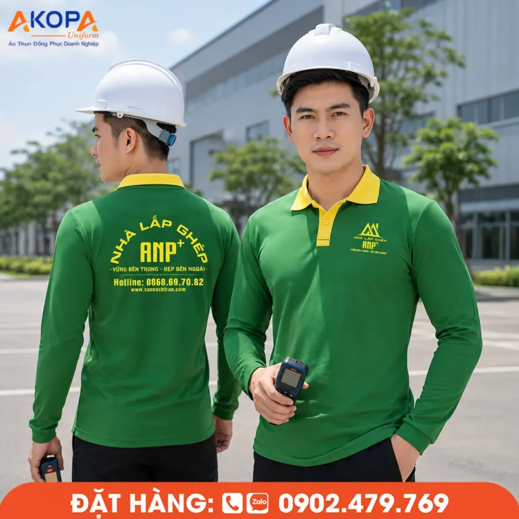 Mẫu áo đồng phục dài tay màu xanh lá phối cổ vàng mang phong cách hiện đại, phù hợp doanh nghiệp nhôm kính, xây dựng và thi công lắp đặt. Chất liệu co giãn, thoáng mát, may theo yêu cầu, in thêu logo bền đẹp.