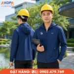 Mẫu áo khoác đồng phục màu xanh navy thiết kế hiện đại, phù hợp doanh nghiệp, kỹ thuật và nhân viên làm việc ngoài trời. Chất liệu cản gió, thoáng mát, may theo yêu cầu, in thêu logo chuyên nghiệp.
