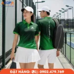 Áo đồng phục Pickleball phối tông xanh chuyển sắc với họa tiết hiện đại, mang phong cách thể thao năng động và chuyên nghiệp. Chất liệu vải nhẹ, thoáng khí, co giãn tốt, phù hợp cho luyện tập, thi đấu và các câu lạc bộ Pickleball. Nhận thiết kế áo đồng phục Pickleball theo yêu cầu, in logo sắc nét, đảm bảo độ bền và tính thẩm mỹ cao.
