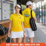 Áo đồng phục Pickleball màu vàng nổi bật, chất liệu co giãn 4 chiều, thoáng khí, thấm hút mồ hôi hiệu quả, mang lại sự thoải mái và linh hoạt khi thi đấu.