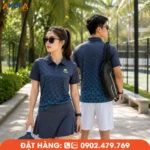 Áo đồng phục Pickleball xám than phối xanh dương, chất liệu co giãn 4 chiều, thoáng khí, nhanh khô, giúp người chơi thi đấu linh hoạt và luôn thoải mái trên sân.