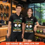 Áo đồng phục Pickleball đen phối xanh lá nổi bật, chất liệu co giãn 4 chiều, thoáng khí, nhanh khô, mang lại cảm giác thoải mái khi thi đấu cường độ cao.