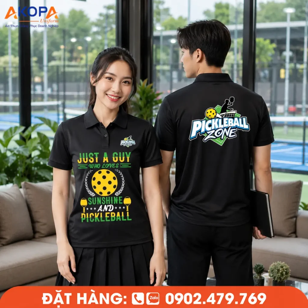 Áo đồng phục Pickleball đen phối xanh lá và vàng, chất liệu co giãn 4 chiều, thoáng khí, thấm hút mồ hôi tốt, hỗ trợ thi đấu linh hoạt và bền bỉ.