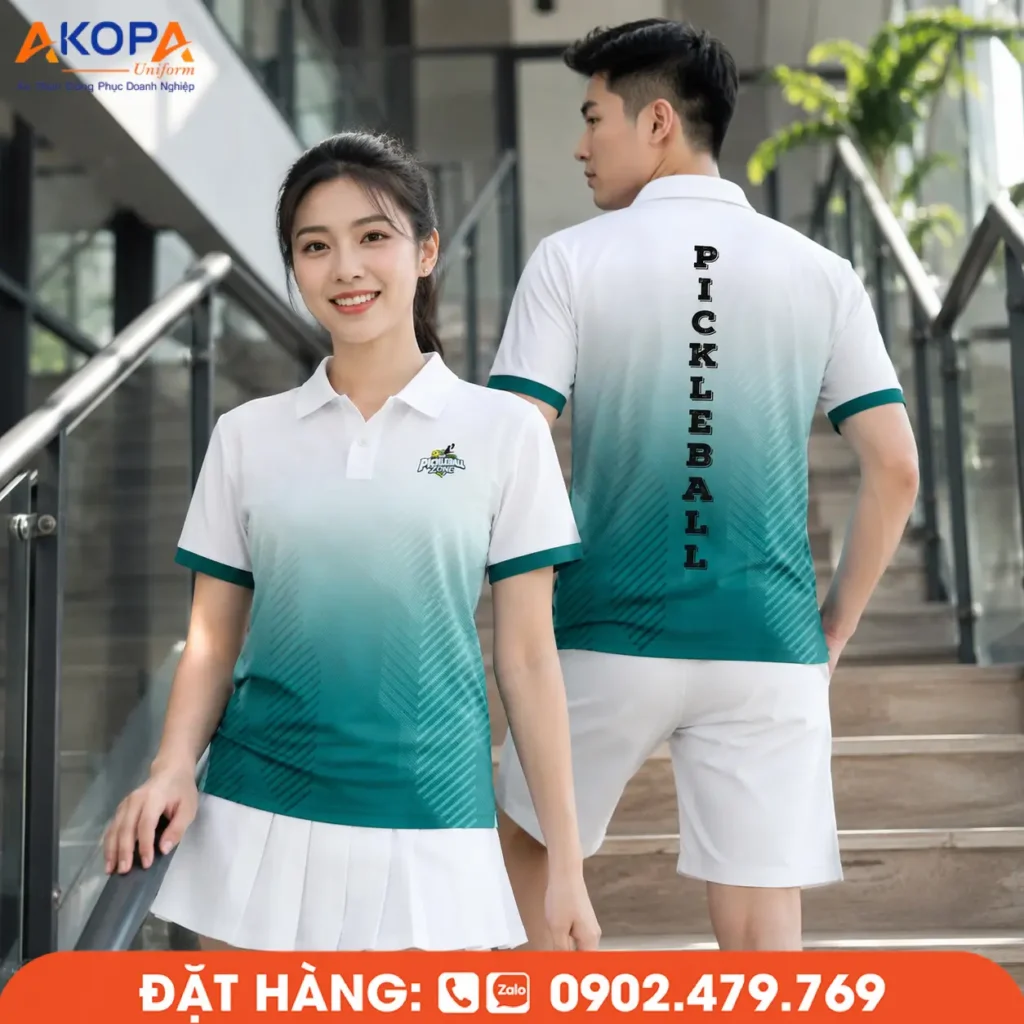 Áo đồng phục Pickleball trắng phối xanh ngọc thanh lịch, thiết kế hiện đại, nổi bật cả mặt trước và sau. Chất liệu co giãn, thoáng mát, phù hợp luyện tập, thi đấu và đồng phục câu lạc bộ.