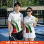 Áo đồng phục Pickleball phối trắng – xanh lá – đỏ với thiết kế đường cong hiện đại, tạo điểm nhấn nổi bật và cảm giác chuyển động mạnh mẽ. Chất liệu vải co giãn 4 chiều, thoáng khí, thấm hút mồ hôi hiệu quả, mang đến sự thoải mái cho luyện tập, thi đấu và sử dụng làm đồng phục câu lạc bộ Pickleball.