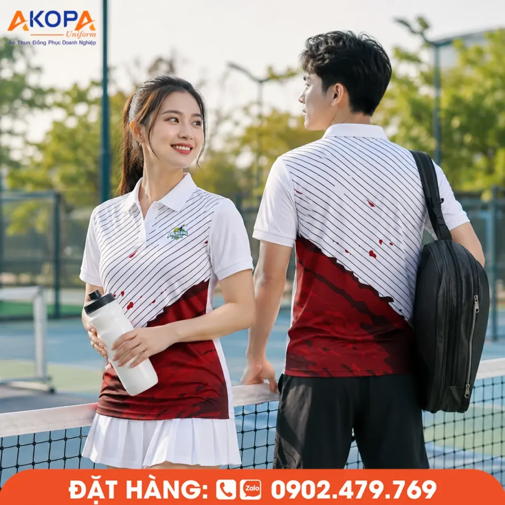 Áo đồng phục Pickleball tông trắng phối đỏ nổi bật với họa tiết đường chéo hiện đại, tạo cảm giác năng động và mạnh mẽ. Thiết kế cổ polo lịch sự, form thể thao ôm gọn, phù hợp cho câu lạc bộ Pickleball, giải đấu và hoạt động đội nhóm. Chất liệu vải co giãn 4 chiều, thấm hút mồ hôi tốt, thoáng khí, mang đến sự thoải mái và linh hoạt trong suốt quá trình luyện tập, thi đấu.