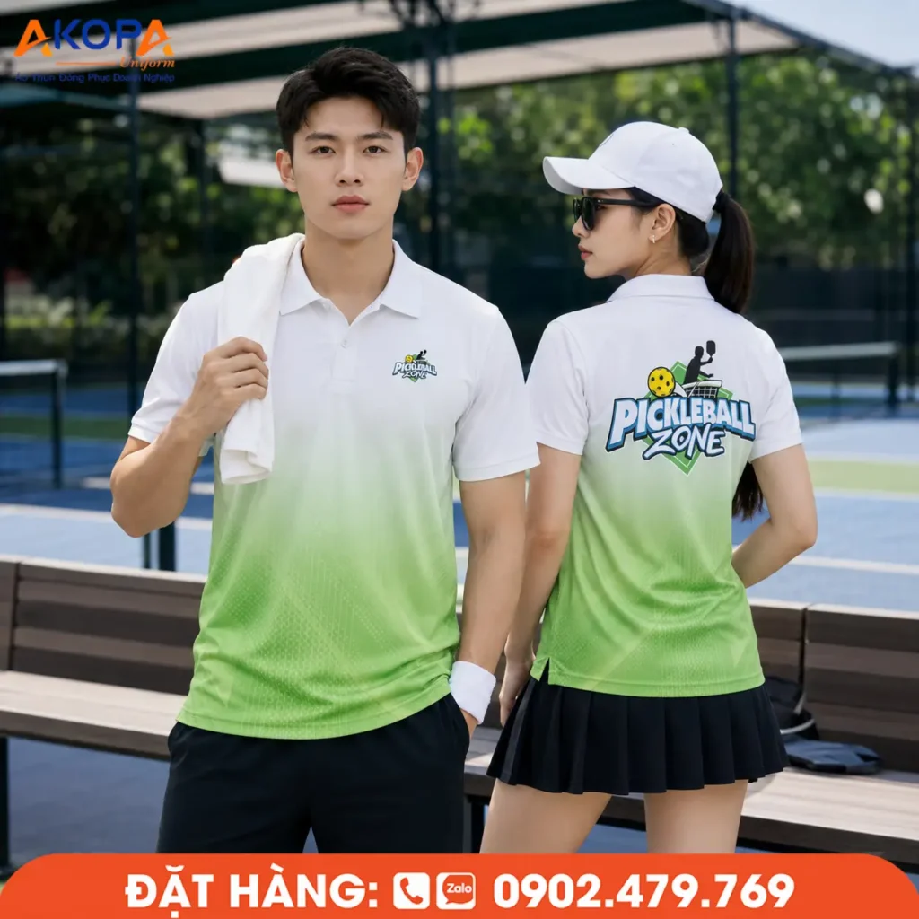 Áo đồng phục Pickleball trắng phối xanh lá với hiệu ứng chuyển màu nhẹ, tạo cảm giác tươi mới và hiện đại. Chất liệu thoáng mát, thấm hút tốt, phù hợp cho luyện tập, thi đấu và đồng phục câu lạc bộ.