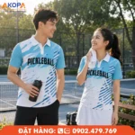 Áo Pickleball trắng phối xanh năng động, họa tiết hiện đại giúp nổi bật trên sân. Chất liệu co giãn, thấm hút tốt, phù hợp luyện tập, thi đấu và đồng phục đội nhóm.