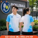Áo Pickleball trắng phối xanh hiện đại, thiết kế tối giản nhưng nổi bật. Chất liệu thoáng mát, co giãn tốt, phù hợp luyện tập, thi đấu và đồng phục đội nhóm.