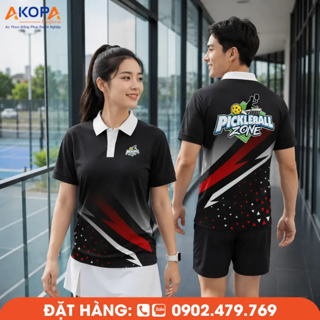 Áo Pickleball đen phối đỏ mạnh mẽ, thiết kế thể thao hiện đại, tạo điểm nhấn nổi bật trên sân. Chất liệu thoáng mát, co giãn tốt, phù hợp luyện tập, thi đấu và đồng phục câu lạc bộ.