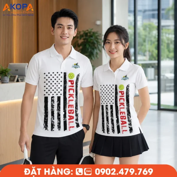 Áo Đồng Phục Pickleball Trắng Phối Họa Tiết Cờ Và Typography – PK060