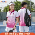 Áo Pickleball phối trắng – hồng chuyển sắc với thiết kế tối giản, thanh lịch nhưng vẫn nổi bật trên sân đấu. Form áo polo thể thao, chất liệu co giãn 4 chiều, thoáng khí và thấm hút mồ hôi hiệu quả, phù hợp cho luyện tập, thi đấu và may đồng phục câu lạc bộ Pickleball chuyên nghiệp.