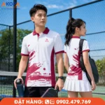Áo Pickleball phối trắng – đỏ đô với họa tiết splash mạnh mẽ, tạo điểm nhấn thể thao đầy cá tính và năng động. Thiết kế polo hiện đại, chất liệu co giãn, thoáng khí, thấm hút mồ hôi tốt, phù hợp cho luyện tập, thi đấu và may đồng phục câu lạc bộ Pickleball, giúp đội nhóm nổi bật trên mọi sân đấu.