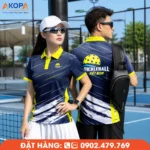 Áo Pickleball xanh navy phối vàng nổi bật với thiết kế khỏe khoắn, tạo điểm nhấn bằng logo lớn phía sau. Form áo thể thao thoải mái, chất liệu co giãn và thoáng khí, phù hợp làm đồng phục Pickleball cho câu lạc bộ, đội thi đấu và sự kiện thể thao.