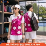 Áo Pickleball hồng trắng nổi bật với họa tiết bóng và vợt cách điệu, mang phong cách trẻ trung, cá tính. Chất liệu co giãn, thoáng mát, phù hợp may đồng phục Pickleball cho câu lạc bộ, đội nhóm và các giải đấu.