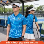 Áo Pickleball xanh dương nổi bật với họa tiết đường nét uốn lượn độc đáo, mang phong cách thể thao hiện đại. Chất liệu nhẹ, co giãn và thấm hút tốt, phù hợp làm đồng phục Pickleball cho câu lạc bộ, đội nhóm và giải đấu.