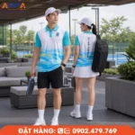 Áo đồng phục pickleball phối trắng xanh ngọc với họa tiết lấy cảm hứng từ sóng nước, mang đến diện mạo tươi mới, thích hợp cho câu lạc bộ, đội nhóm và các giải Pickleball ngoài trời.