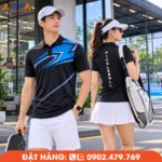 Áo đồng phục pickleball đen phối xanh dương với họa tiết góc cạnh hiện đại, nổi bật phong cách thể thao, phù hợp cho đội nhóm, câu lạc bộ và các giải đấu Pickleball chuyên nghiệp.