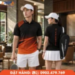 Áo đồng phục pickleball tông đen phối xanh điện với họa tiết hình khối khỏe khoắn, tạo dấu ấn riêng cho đội bóng, đáp ứng tốt nhu cầu tập luyện, thi đấu và đồng phục câu lạc bộ.