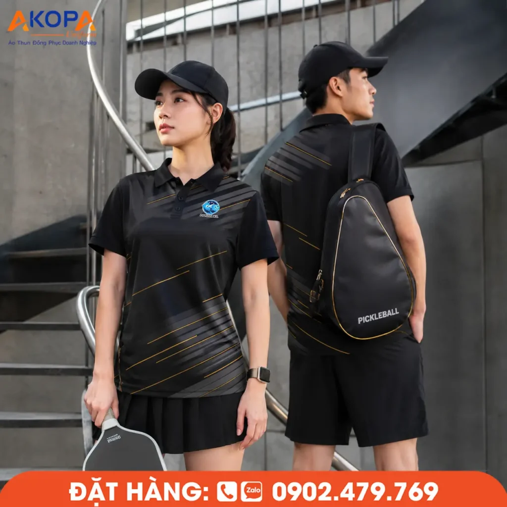 Áo đồng phục pickleball đen phối sọc vàng đồng tinh tế, thiết kế sang trọng và mạnh mẽ, phù hợp cho đội tuyển, câu lạc bộ cùng các giải đấu Pickleball chuyên nghiệp.