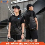 Áo đồng phục pickleball đen phối sọc vàng đồng tinh tế, thiết kế sang trọng và mạnh mẽ, phù hợp cho đội tuyển, câu lạc bộ cùng các giải đấu Pickleball chuyên nghiệp.