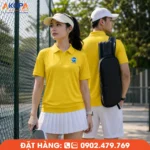Áo đồng phục pickleball vàng đơn sắc với thiết kế tối giản, tôn lên vẻ trẻ trung và chuyên nghiệp, phù hợp cho câu lạc bộ, đội nhóm, giải đấu và hoạt động luyện tập hằng ngày.
