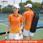Áo đồng phục pickleball cam phối hiệu ứng đường nét hiện đại, gam màu nổi bật giúp tăng nhận diện đội nhóm, phù hợp cho câu lạc bộ, giải đấu và các hoạt động Pickleball.