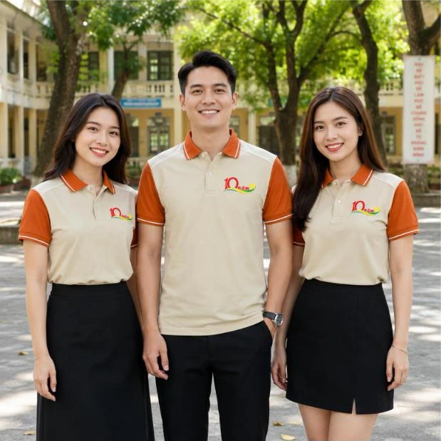 Cựu học sinh mặc áo polo họp lớp 10 năm màu kem phối cam “Khát vọng đổi thay” trước cổng trường – AKOPA