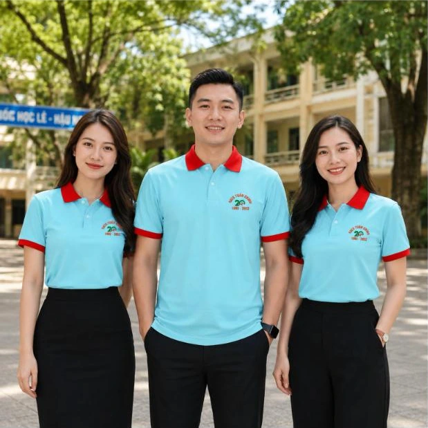 Cựu học sinh mặc áo polo họp lớp 20 năm xanh ngọc cổ đỏ trước cổng trường – AKOPA