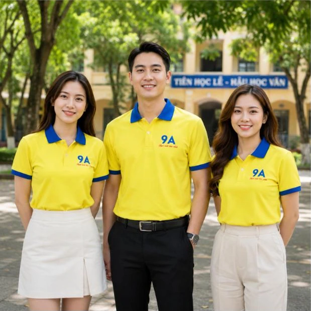 Cựu học sinh mặc áo polo họp lớp màu vàng cổ xanh dương lớp 9A trước cổng trường – AKOPA