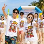 Nhóm nhân viên mặc áo phông nhóm in slogan “Ăn chơi là phải tới bến” khi đi team building – AKOPA