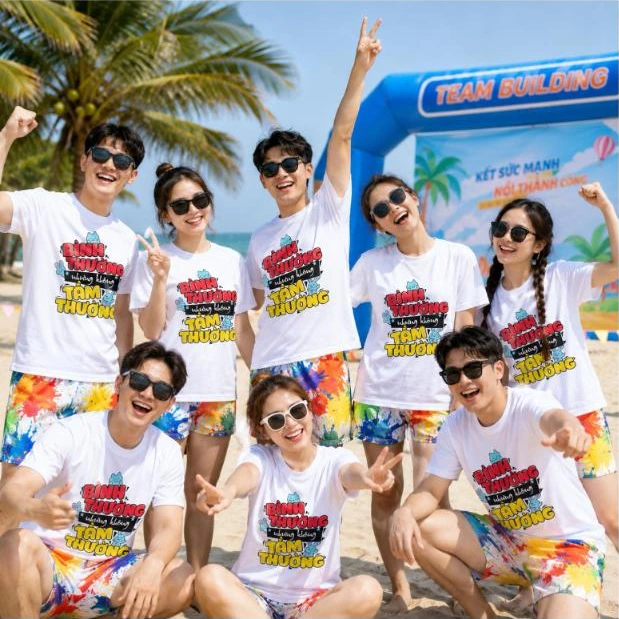 Nhóm nhân viên mặc áo phông nhóm in slogan “Bình thường nhưng không tầm thường” khi đi team building – AKOPA