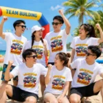 Nhóm nhân viên mặc áo phông nhóm in slogan “Cùng nhau tạo sự nghiệp” khi đi team building – AKOPA