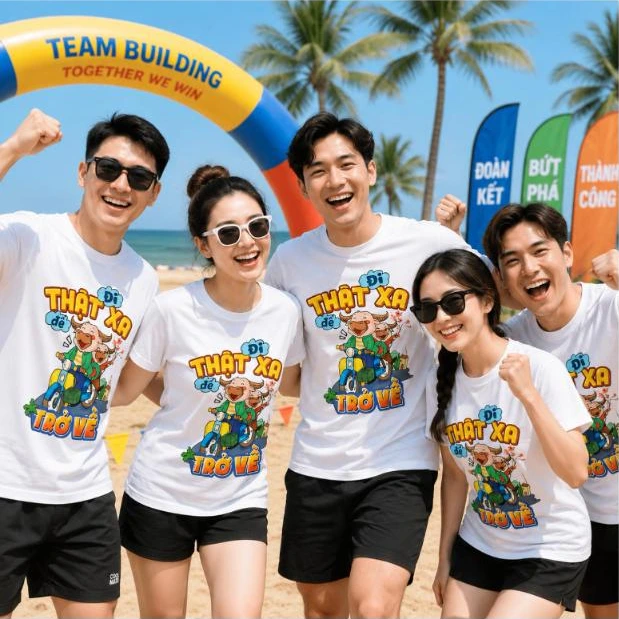 Nhóm nhân viên mặc áo phông nhóm in slogan “Đi thật xa để trở về” khi đi team building – AKOPA