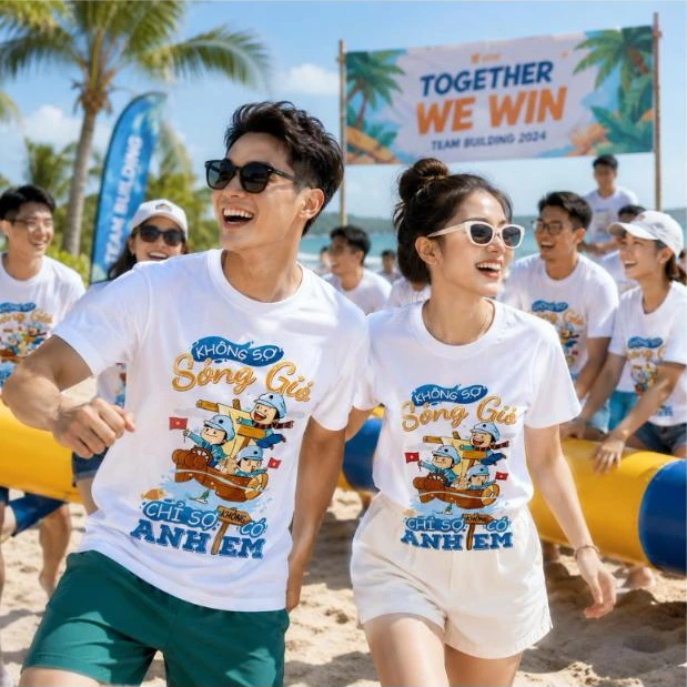 Nhóm nhân viên mặc áo phông nhóm in slogan “Không sợ sóng gió, chỉ sợ không có anh em” khi đi team building – AKOPA