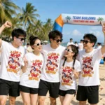 Nhóm nhân viên mặc áo phông nhóm in slogan “Làm hết hơi, chơi hết nấc” khi đi team building – AKOPA