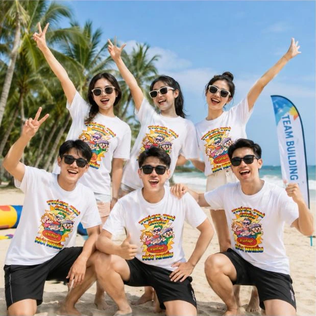 Nhóm nhân viên mặc áo phông nhóm in slogan “Thích thì chiều, không nói nhiều” khi đi team building – AKOPA