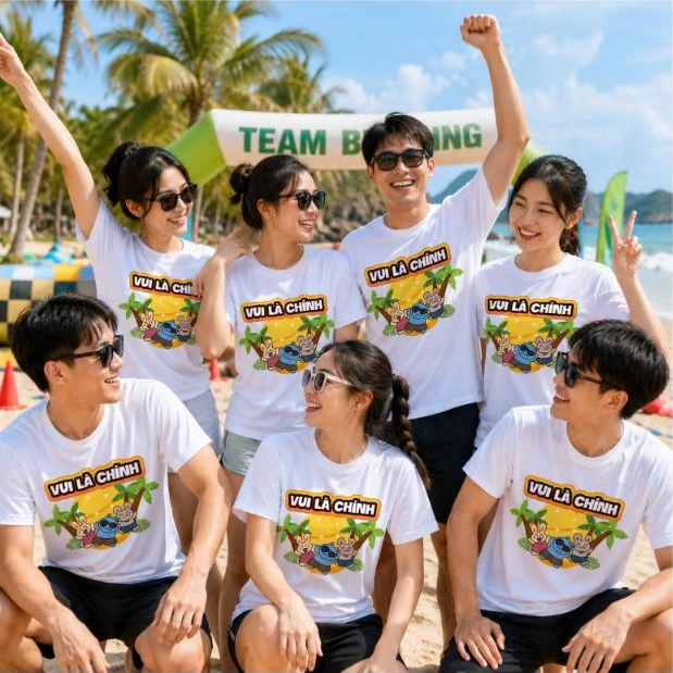 Nhóm nhân viên mặc áo phông nhóm in slogan “Vui là chính” khi đi team building – AKOPA