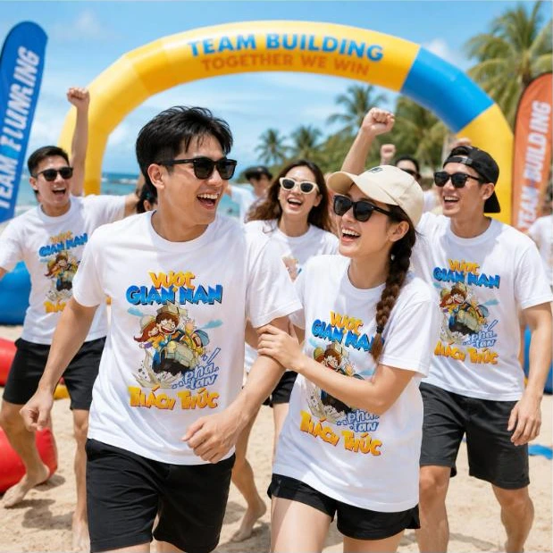 Nhóm nhân viên mặc áo phông nhóm in slogan “Vượt gian nan, phá tan thách thức” khi đi team building – AKOPA